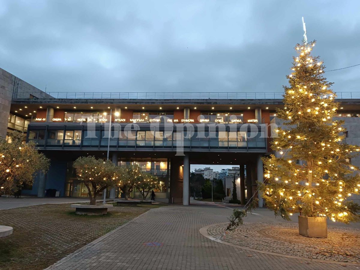 Θεσσαλονίκη: «Ντύθηκε» στα χριστουγεννιάτικα το δημαρχείο (ΦΩΤΟ + VIDEO)