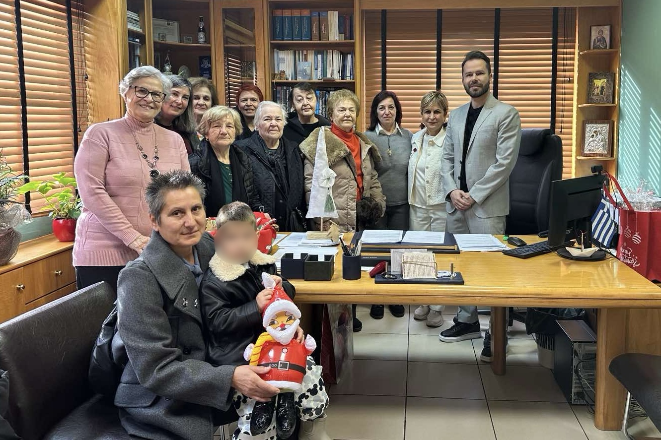 «Πλημμύρισε» με κάλαντα, μουσικές και χριστουγεννιάτικες ευχές το δημαρχείο Παύλου Μελά (ΦΩΤΟ)