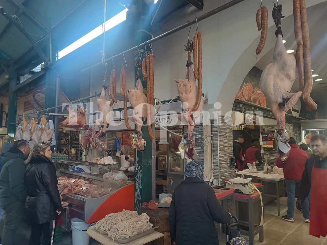 “Πλημμύρισε” από κόσμο το Καπάνι – Με τι θα γεμίσουν το χριστουγεννιάτικο τραπέζι οι Θεσσαλονικείς (ΦΩΤΟ)