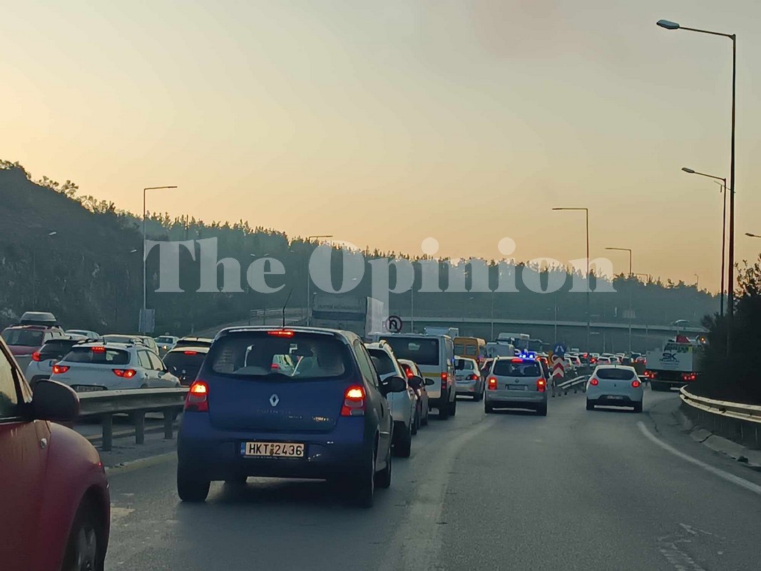 Θεσσαλονίκη: Κολώνες με καλώδια υψηλής τάσης έπεσαν δίπλα στην Περιφερειακή