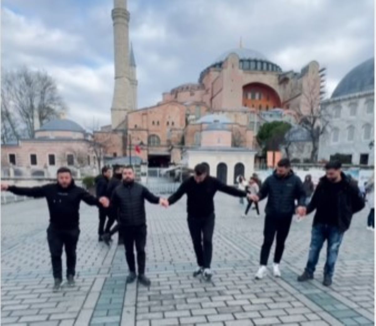 Viral βίντεο: Χόρεψαν συρτό έξω από την Αγιά Σοφιά (VIDEO)