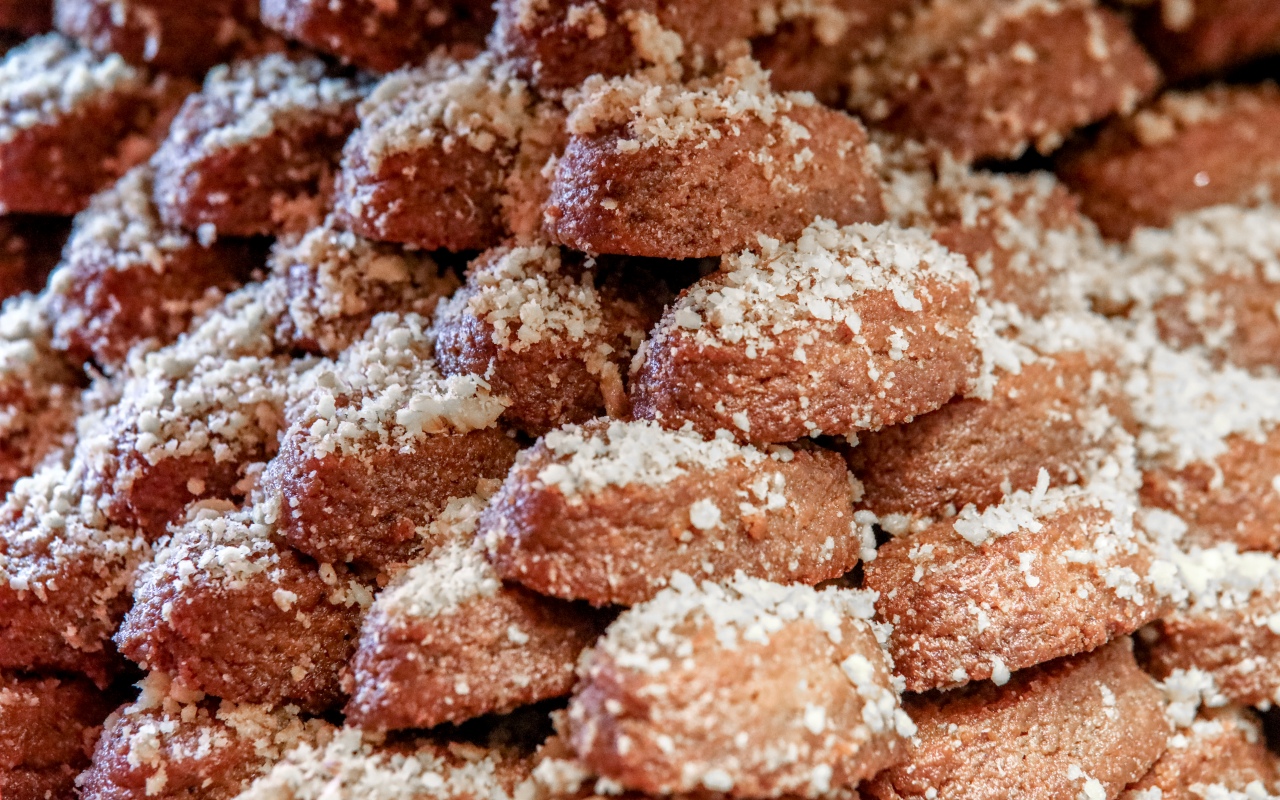 «Τσιμπάνε» οι τιμές σε μελομακάρονα και κουραμπιέδες (VIDEO)