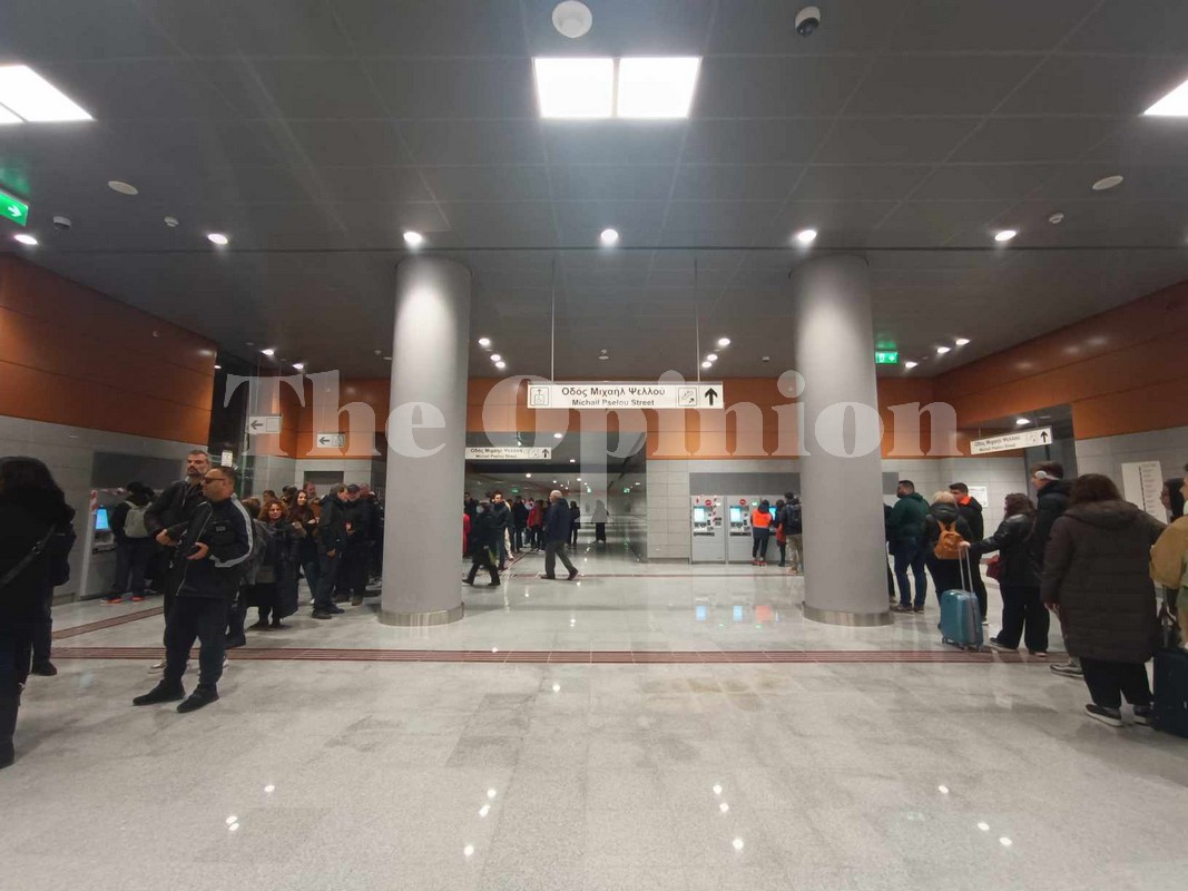 Ανοίγουν τις πόρτες στο μετρό Θεσσαλονίκης – Εκνευρισμένοι πολίτες από τις ουρές στα εκδοτήρια (ΦΩΤΟ+VIDEO)