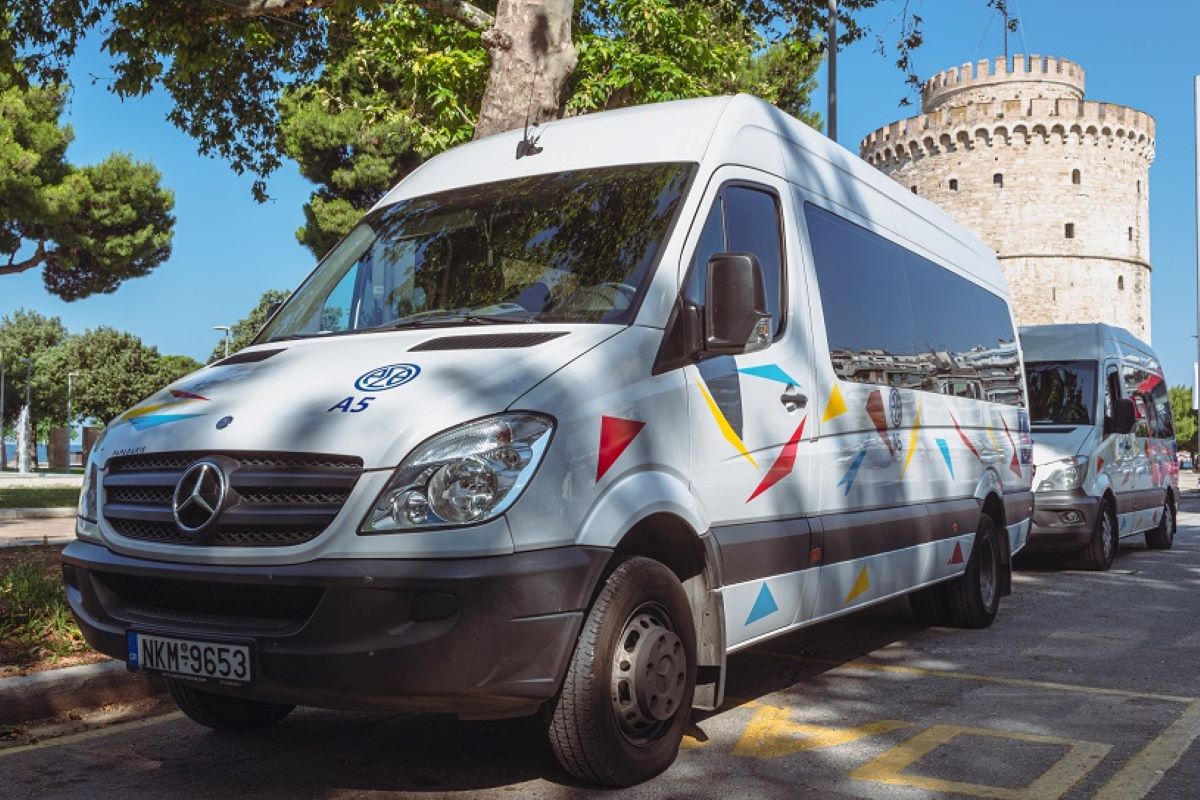 Ο ΟΑΣΘ στο πλευρό των ΑμεΑ: Δωρεάν μετακινήσεις, στάσεις που… μιλάνε και ράμπες στο 100% του στόλου (ΦΩΤΟ)