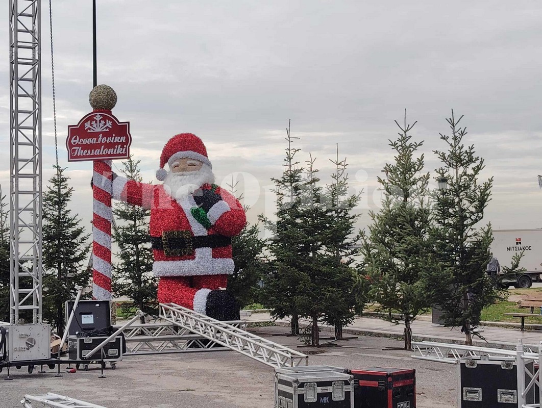 Πυρετώδεις προετοιμασίες για τη Χριστουγεννιάτικη πλατεία Αριστοτέλους (ΦΩΤΟ)