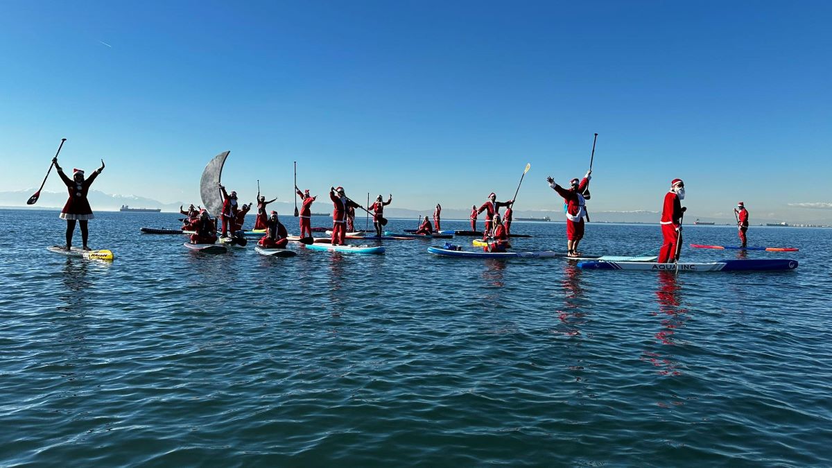 4ο Santa Sup: Ο Άγιος Βασίλης έρχεται φέτος…με κανό στο Θερμαϊκό – Τι δηλώνουν οι διοργανωτές στο TheOpinion