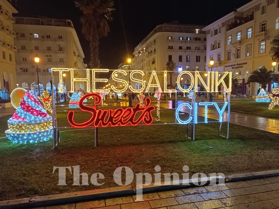 Ο εντυπωσιακός στολισμός της Αριστοτέλους (ΦΩΤΟ)