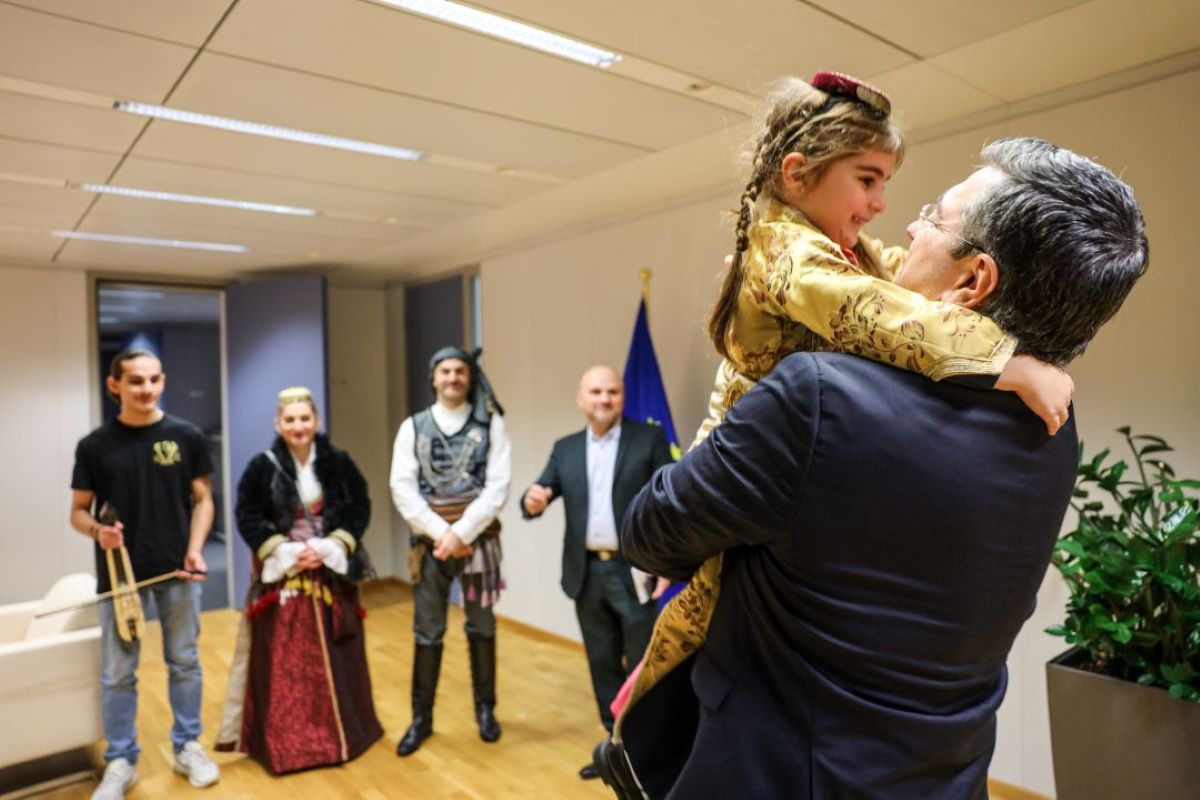 Κάλαντα και ευχές στον Ευρωπαίο Επίτροπο Απόστολο Τζιτζικώστα (ΦΩΤΟ)