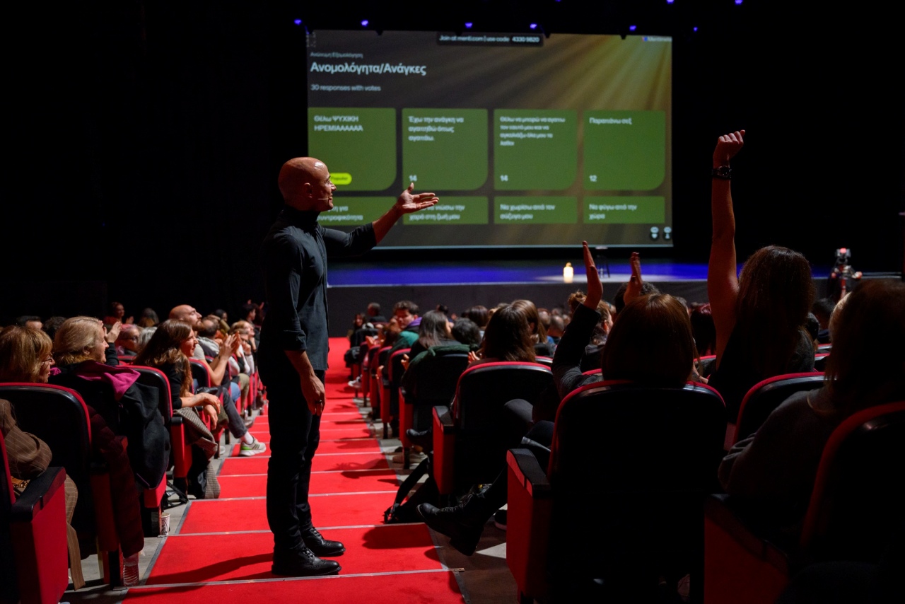 «Σκοτάδι & Φως»: Ένα βιωματικό ταξίδι με τον ψυχολόγο Μάνο Χατζημαλωνά