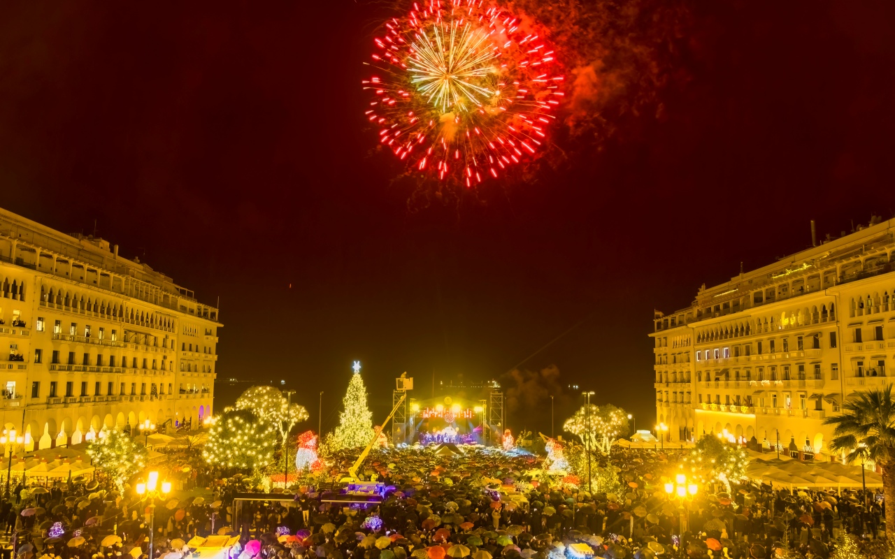 Τα φώτα των Χριστουγέννων «πλημμύρισαν» τη Θεσσαλονίκη (ΦΩΤΟΡΕΠΟΡΤΑΖ)