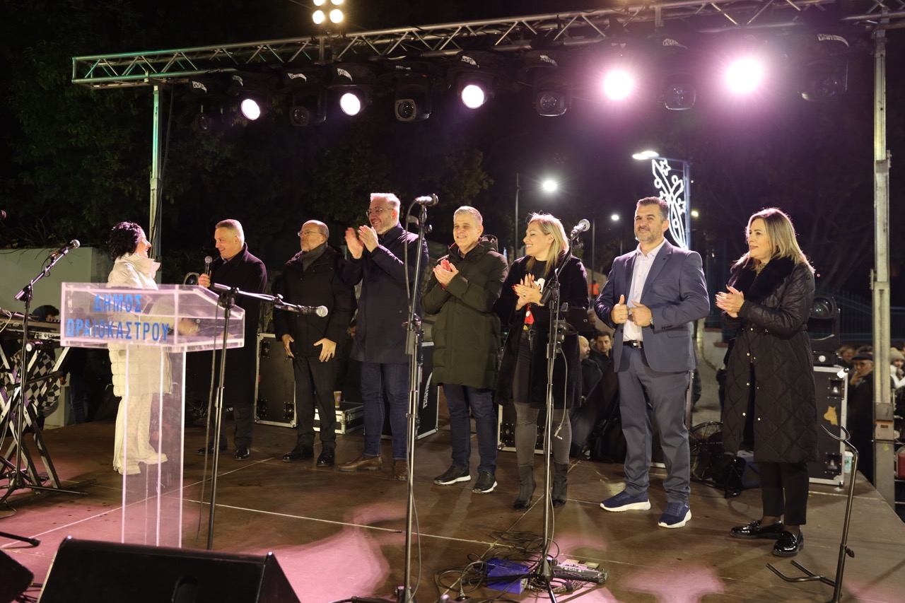 Ωραιόκαστρο: Χριστουγεννιάτικη γιορτή με φωταγώγηση του δέντρου (ΦΩΤΟ)