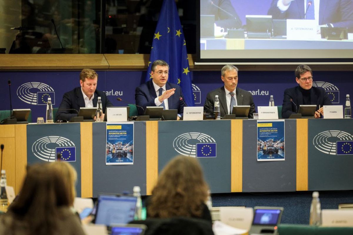 Τζιτζικώστας: Aύξηση ανταγωνιστικότητας και πράσινη μετάβαση της ευρωπαϊκής αυτοκινητοβιομηχανίας προτεραιότητες της ΕΕ