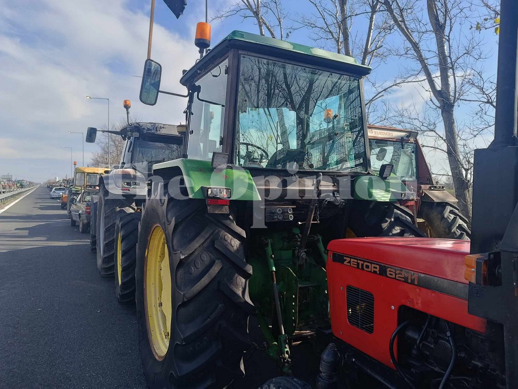 «Kατεβαίνουν» με τα τρακτέρ στη Θεσσαλονίκη οι αγρότες (VIDEO)