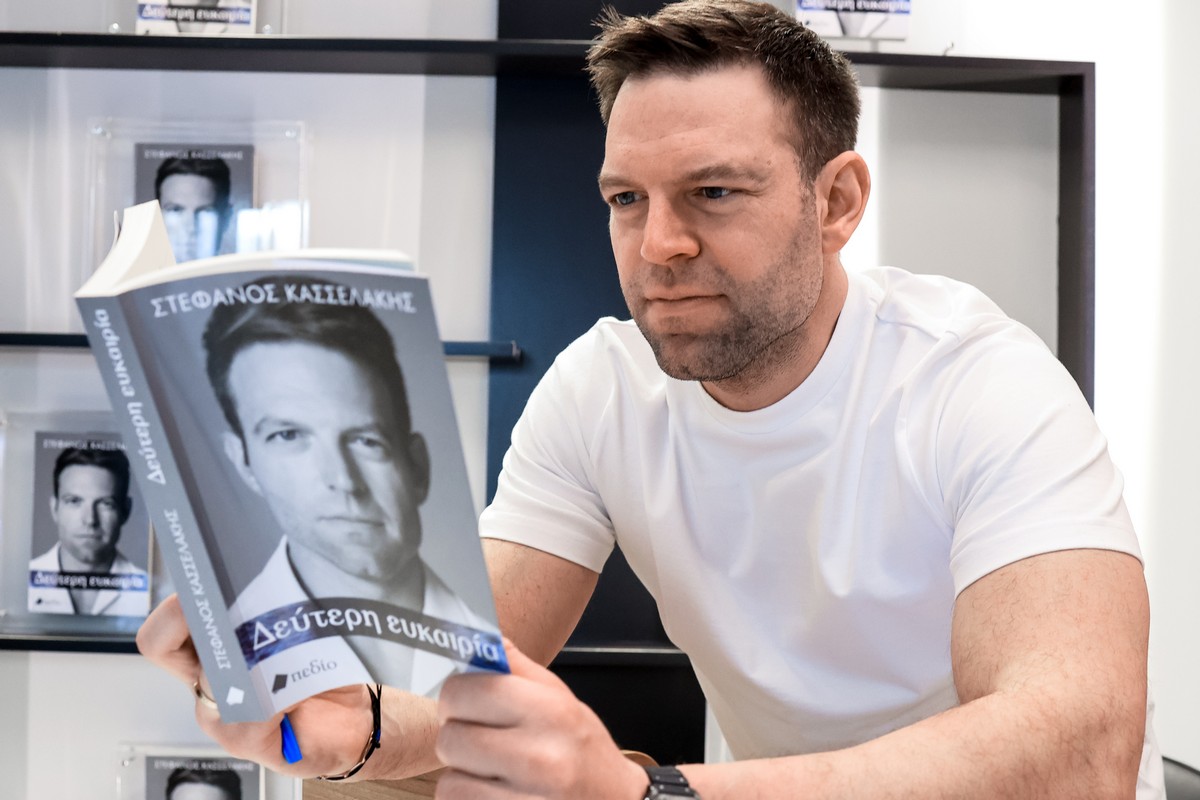 Ο Στέφανος και το βιβλίο του (ΦΩΤΟ)