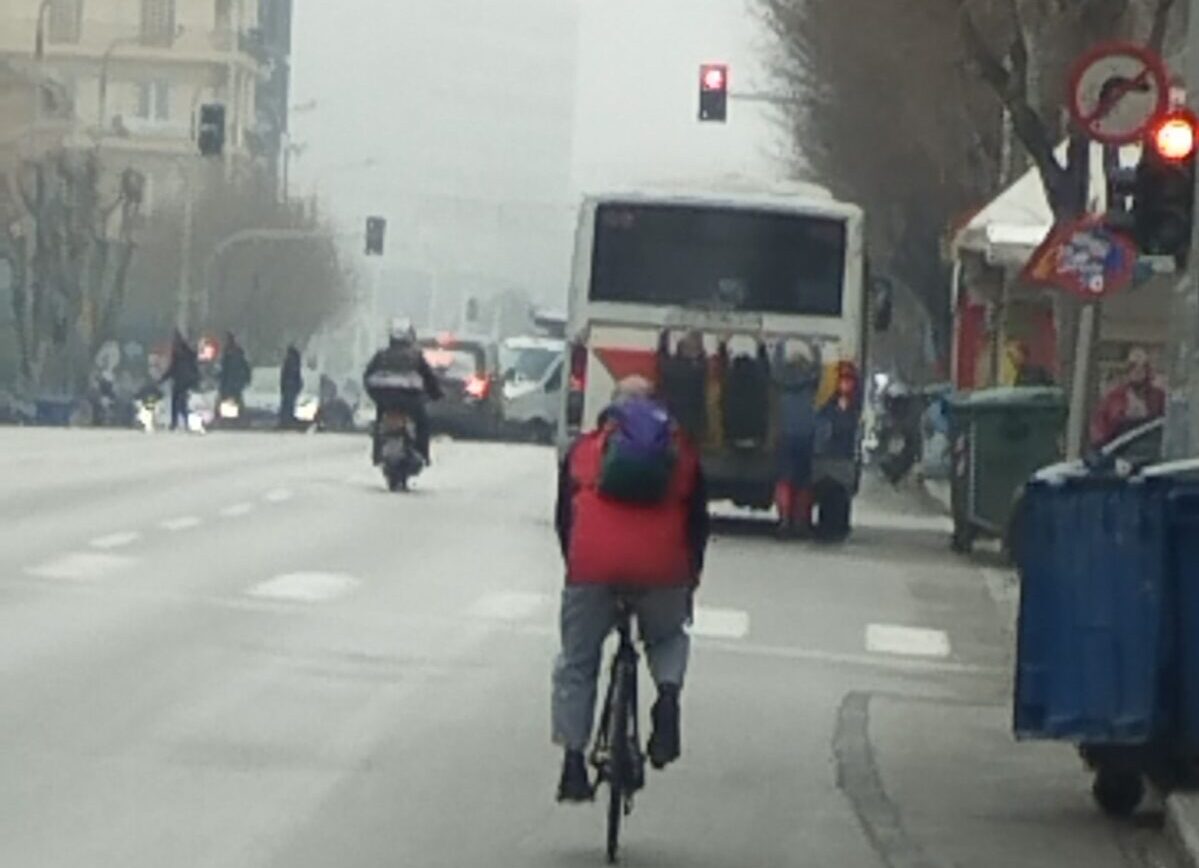 Απίστευτες εικόνες στη Θεσσαλονίκη: Κρεμάστηκαν από λεωφορείο του ΟΑΣΘ στην Εγνατία (ΦΩΤΟ)