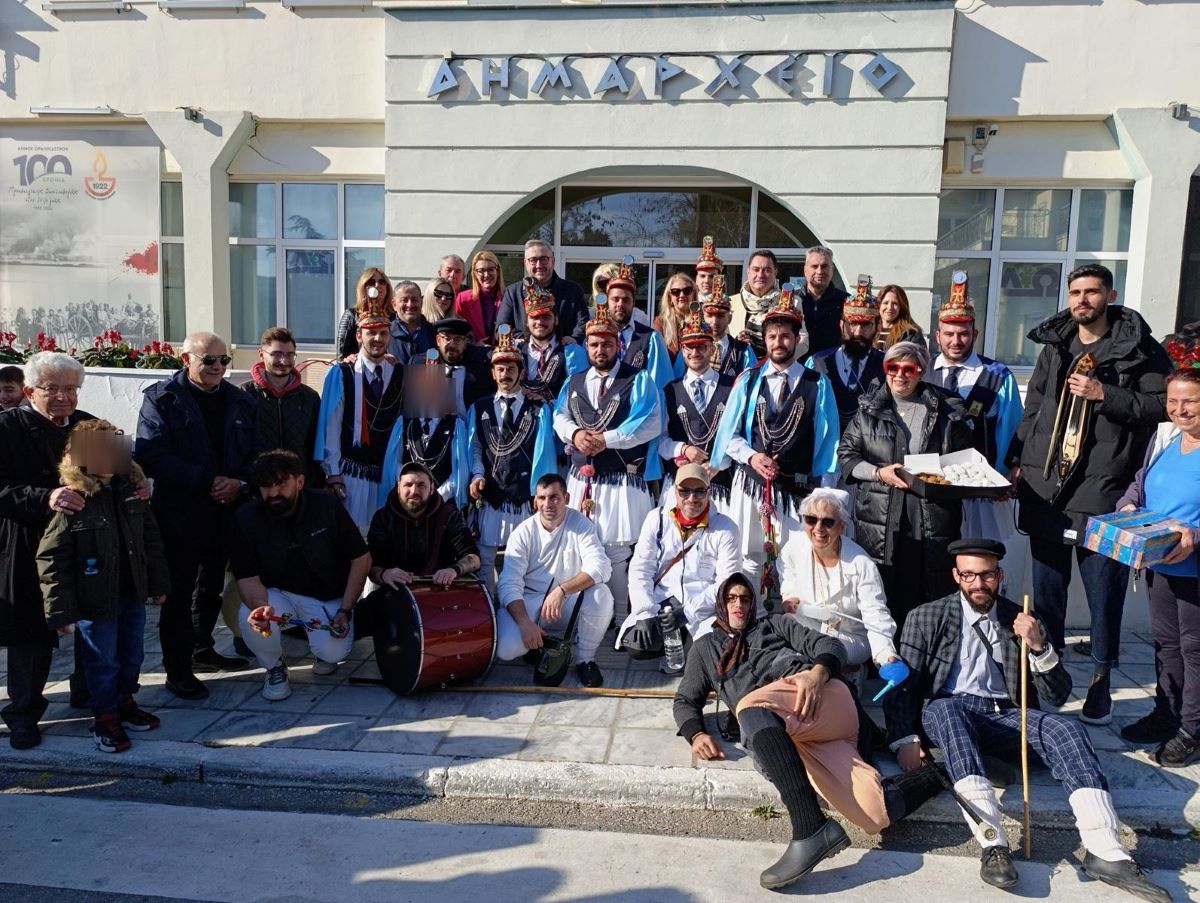 Τα Μωμοέρια με νταούλια και χορούς στο Δημαρχείο Ωραιοκάστρου (ΦΩΤΟ)