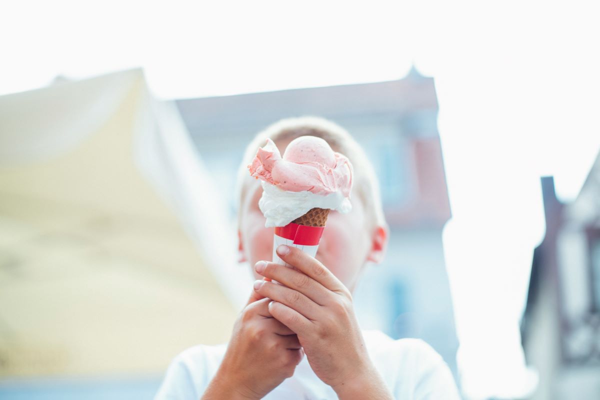 Σοκ από έρευνα: Πώς τα υπερ-επεξεργασμένα τρόφιμα αλλάζουν τα πρόσωπα των παιδιών