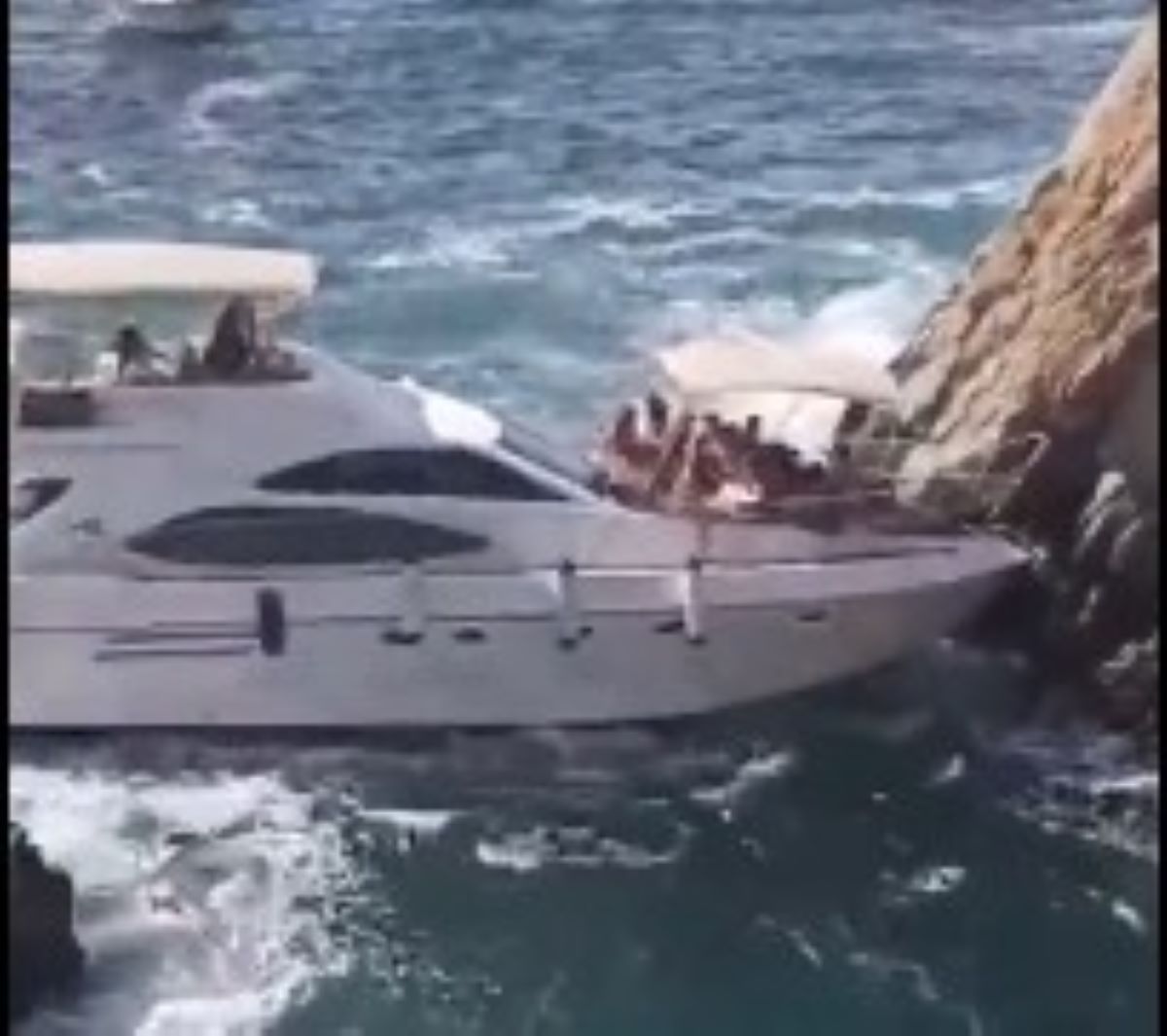 Τουρίστες γιόρταζαν την αλλαγή του χρόνου και παραλίγο να… χάσουν τη ζωή τους (VIDEO)