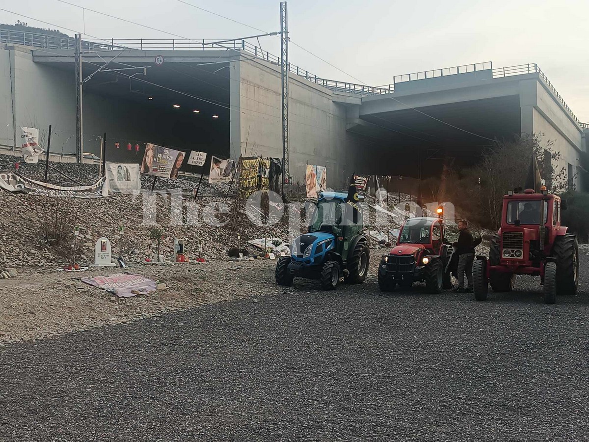 Τέμπη: Συγκίνηση στο σημείο του δυστυχήματος – Ο «φόρος τιμής» των αγροτών (ΦΩΤΟ+VIDEO)