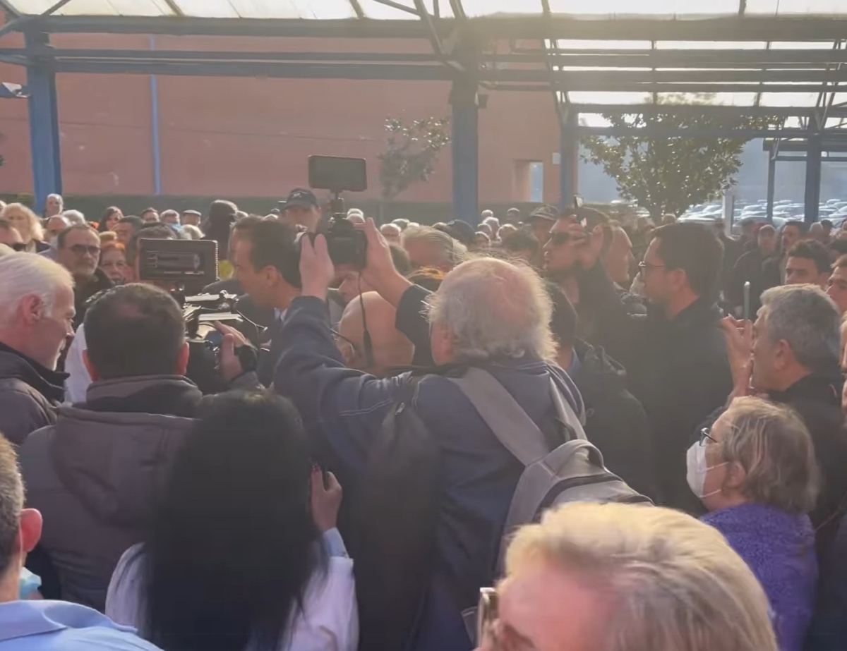 «Στα ράντζα να πας»: Γιούχαραν τον Θεμιστοκλέους κατά την επίσκεψη του σε νοσοκομείο (VIDEO)