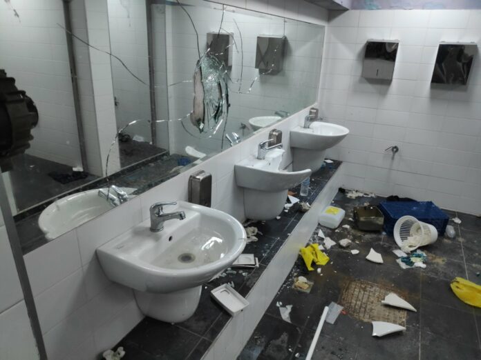 Θεσσαλονίκη: Βανδάλισαν τις τουαλέτες στη Νέα Παραλία (ΦΩΤΟ)