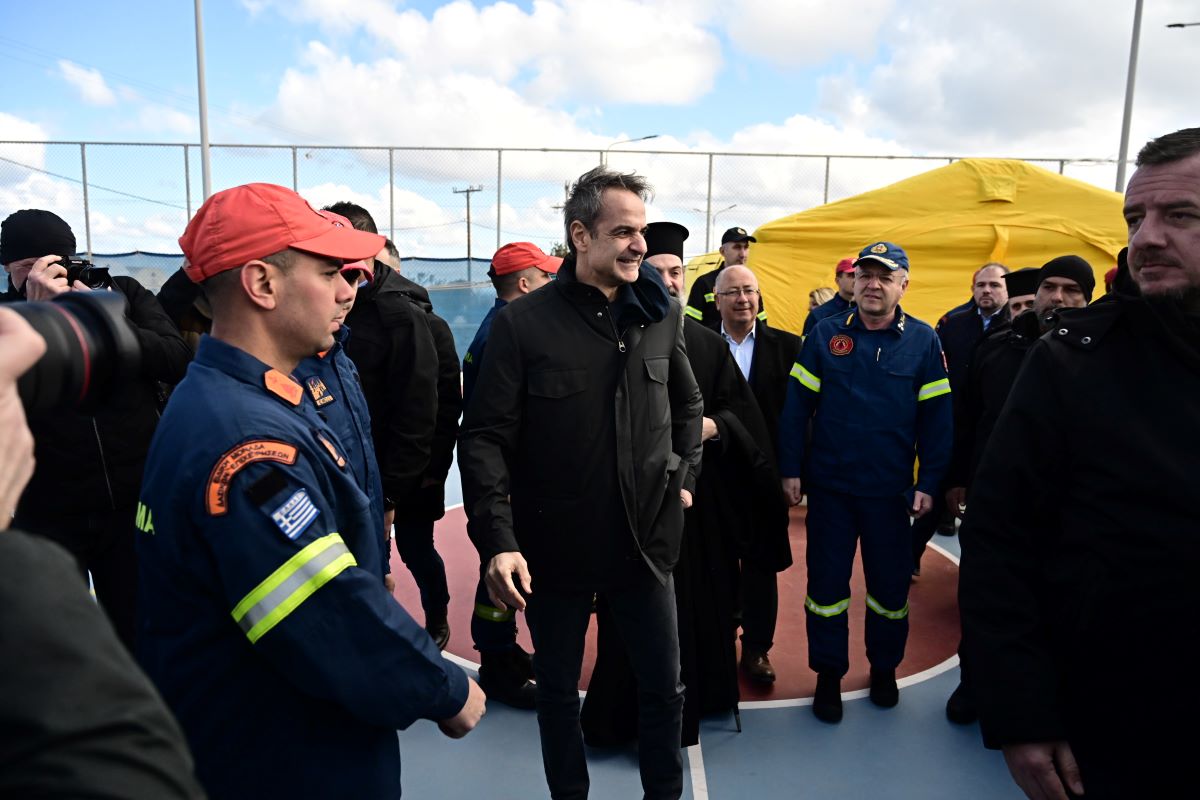 Μητσοτάκης από Σαντορίνη: «Ψυχραιμία, το κράτος θα είναι δίπλα στους πολίτες» (VIDEO)