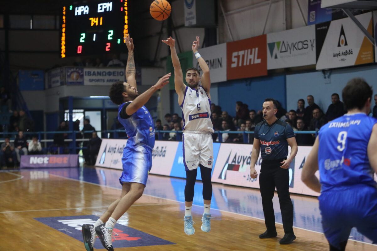 Διαιτητές διέκοψαν αγώνα λόγω συνθημάτων για τα Τέμπη (video)