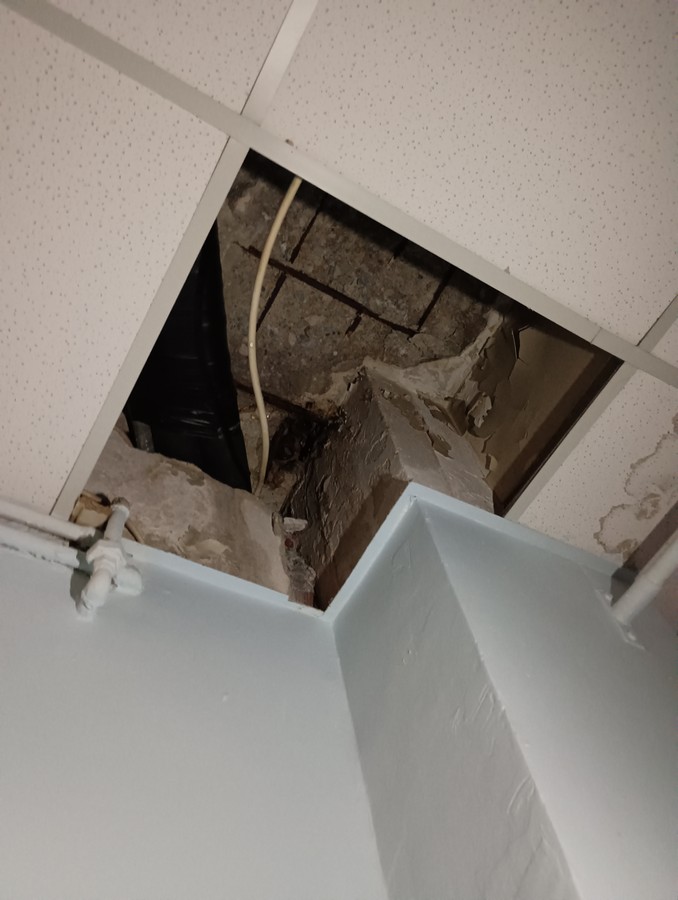 Πτώση γυψοσανίδας και διαρροή νερού σε θάλαμο που νοσηλεύονται τρίχρονα παιδιά με γρίπη στο Ιπποκράτειο Θεσσαλονίκης (ΦΩΤΟ)