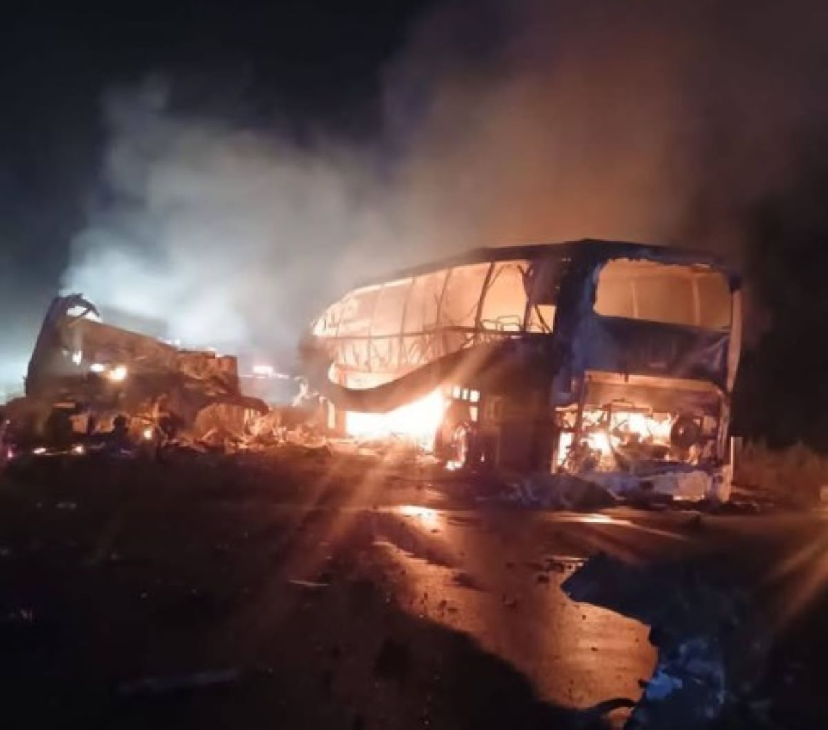 Λεωφορείο τυλίχθηκε στις φλόγες μετά από σύγκρουση στο Μεξικό – Δεκάδες νεκροί (VIDEO)