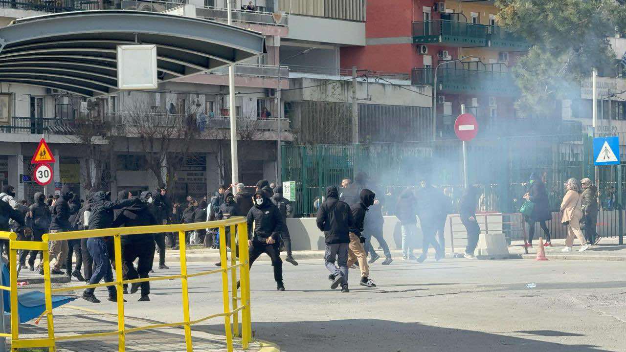 Επεισόδια από κουκουλοφόρους στον ΟΣΕ μετά το συλλαλητήριο για τα Τέμπη (ΦΩΤΟ + VIDEO)