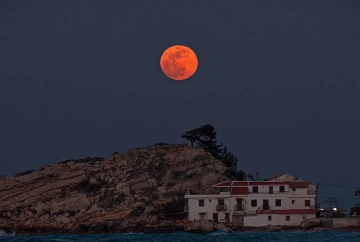 3 ζώδια ευνοούνται από την Πανσέληνο της Φράουλας στις 11/6