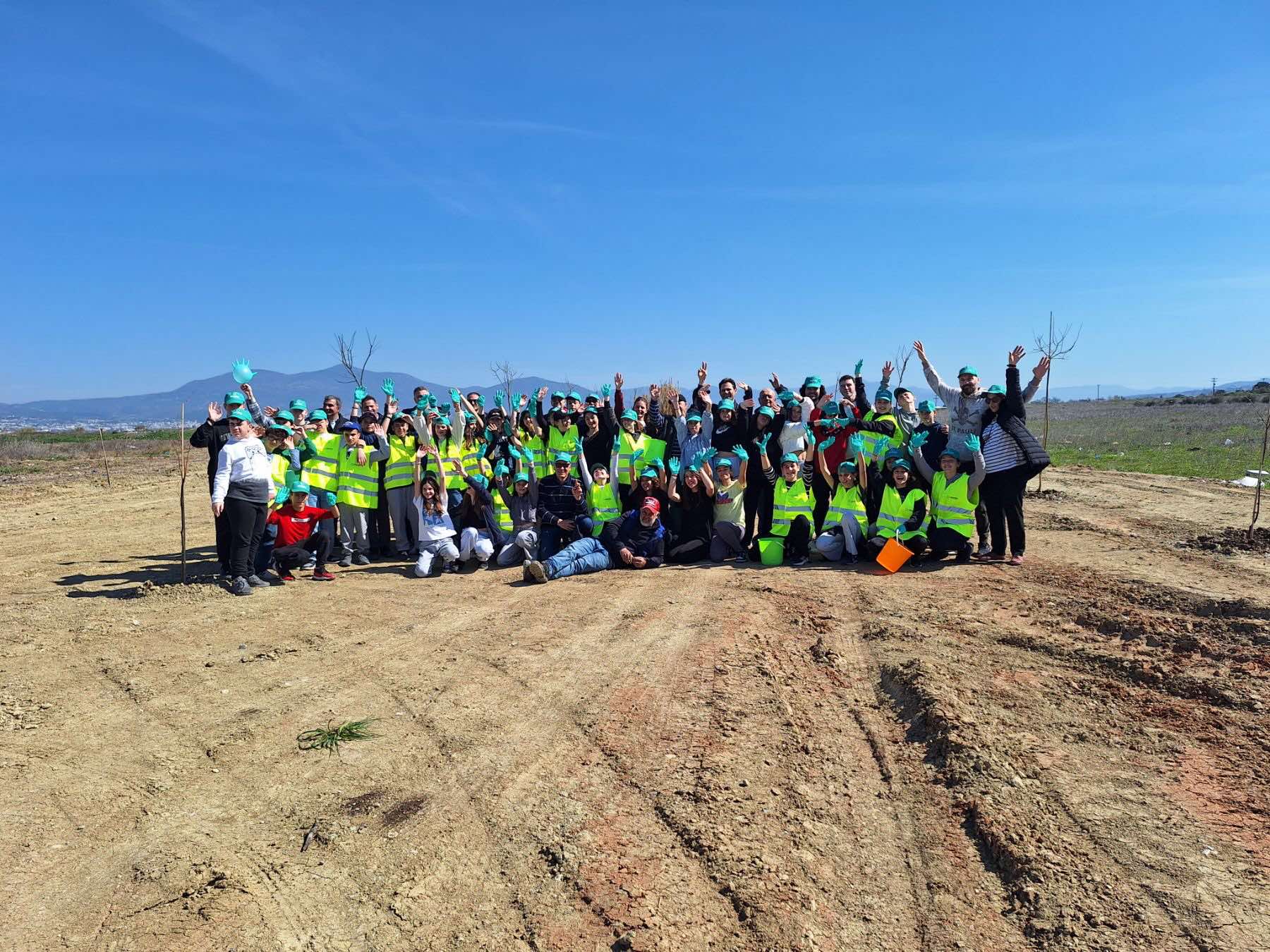 Δήμος Θερμαϊκού: Μαθητές και νέοι μετατρέπουν μπαζότοπο σε χώρο πρασίνου (ΦΩΤΟ)