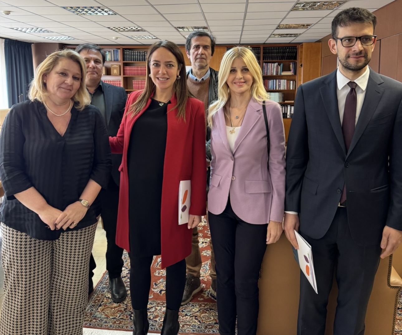 Επίσκεψη της Υπουργού Δόμνας Μιχαηλίδου στον ΟΠΕΚΑ: “Έμφαση σε κοινωνική συνοχή και βελτίωση παροχών”