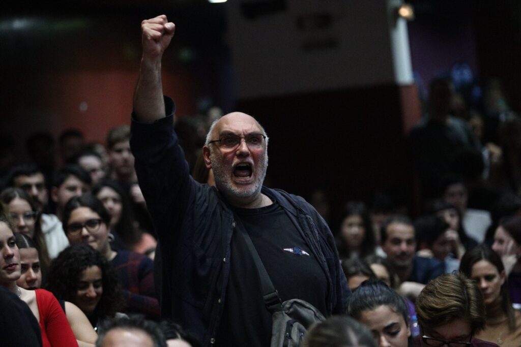 Συγκλονιστική ομιλία Καρυστιανού: «Ήρθε η στιγμή να αλλάξουν τα πάντα» (ΦΩΤΟ + VIDEO)