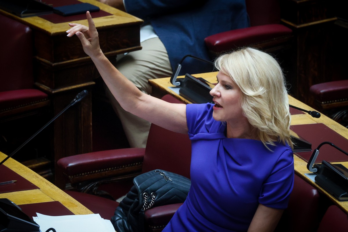 Τι ζήτησε η Τζάκρη από τον Μάντζο για την πρόταση δυσπιστίας