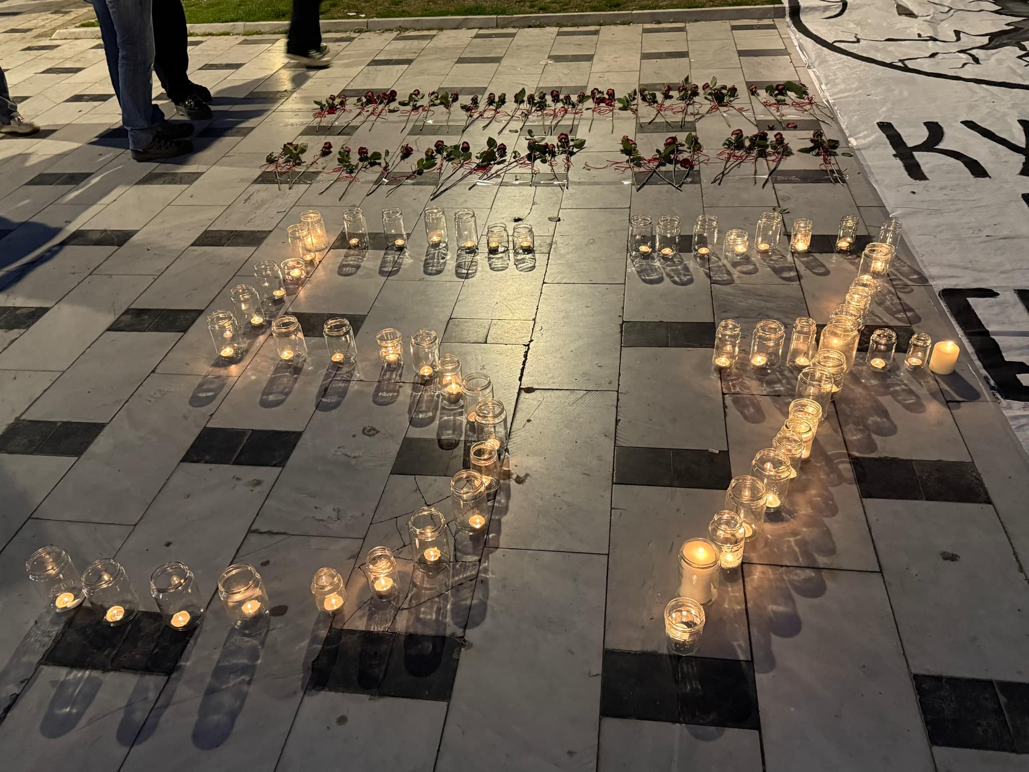 Φοιτητές του ΑΠΘ τίμησαν τα 57 θύματα της τραγωδίας στα Τέμπη – “Ένα τριαντάφυλλο για το κάθε νεκρό” (ΦΩΤΟ)