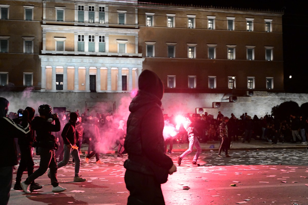 Πολιτική αντιπαράθεση για τα δακρυγόνα και τις μολότοφ