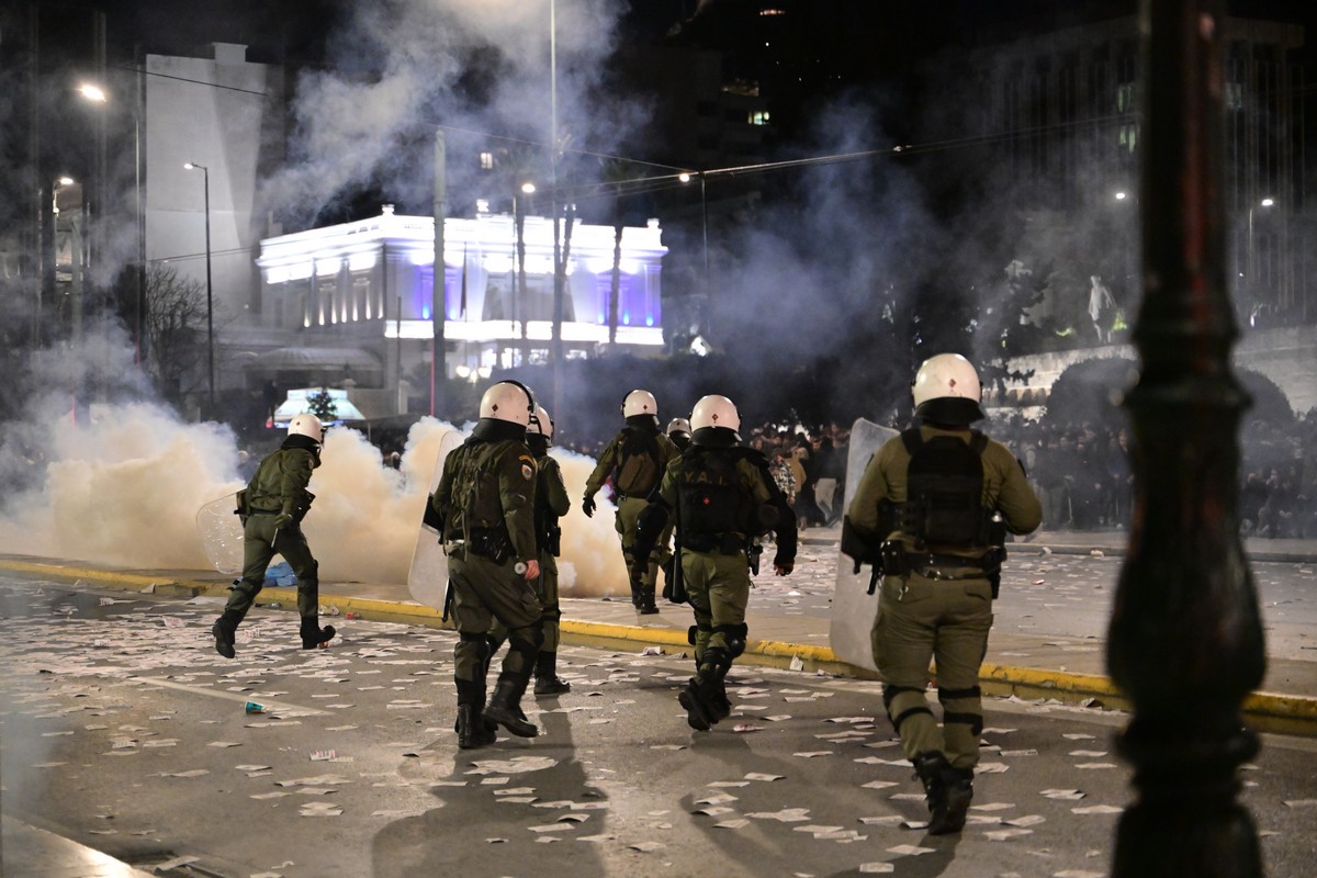 Επεισόδια στην Αθήνα: Πέταξαν διαδηλωτή στους κάδους (VIDEO)