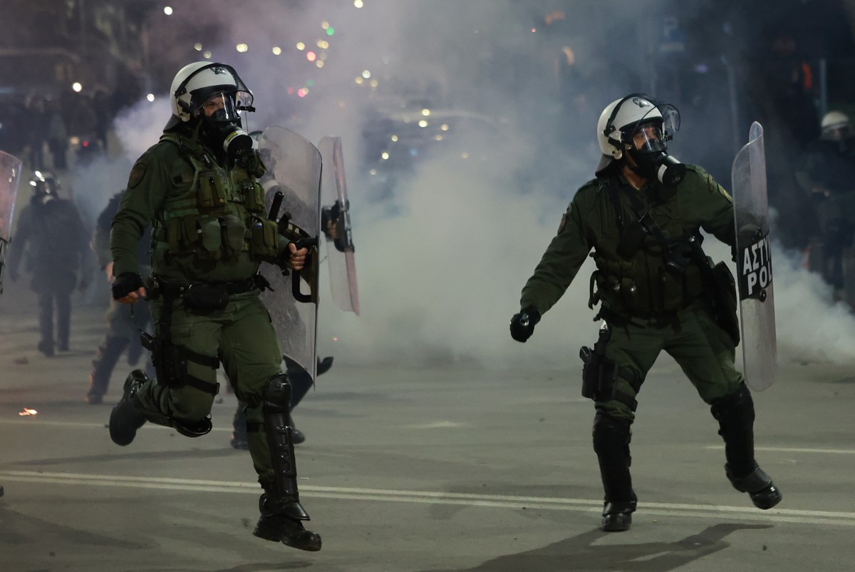 Θεσσαλονίκη: Επεισόδια τα ξημερώματα μετά την πορεία για τα Τέμπη – 2 αστυνομικοί τραυματίες (VIDEO)