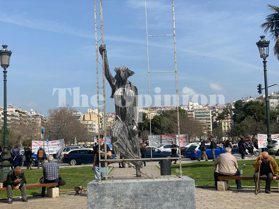 «Γυναίκα που ανεβαίνει σε λεωφορείο» – Ποιοι οι δωρητές του νέου γλυπτού στη Θεσσαλονίκη