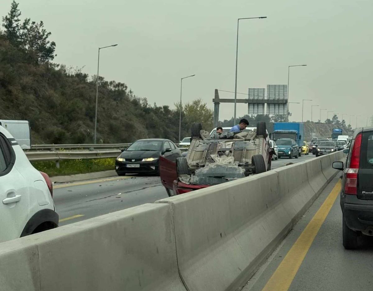 Θεσσαλονίκη: 66χρονος μεθυσμένος οδηγός μπήκε ανάποδα στον περιφερειακό και συγκρούστηκε με ταξί