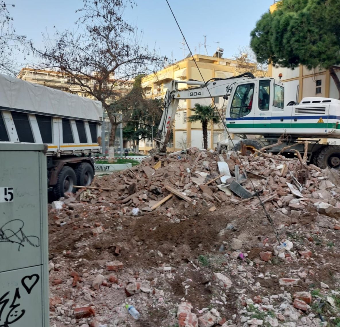 Θεσσαλονίκη: Κατεδαφίζεται παλιό ετοιμόρροπο κτίσμα (ΦΩΤΟ)