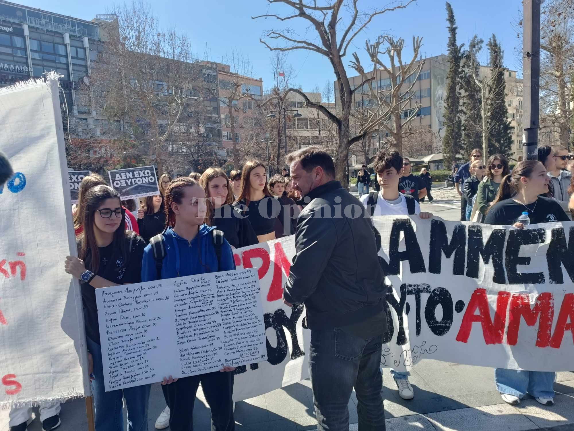 Συγκίνηση στη Λάρισα: Ο Νίκος Πλακιάς αγκαλιάζει μαθητές που μετέχουν στο συλλαλητήριο για τα Τέμπη (ΦΩΤΟ-VIDEO)