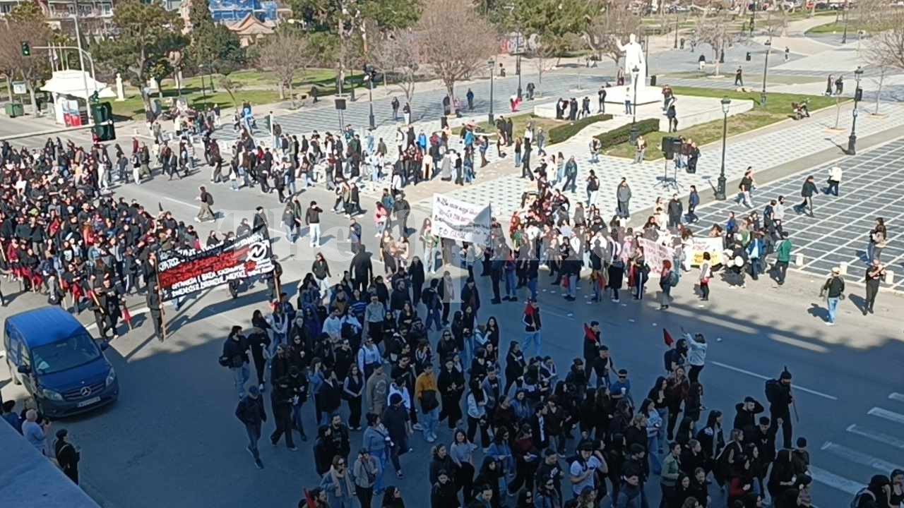 Θεσσαλονίκη: «Η νέα γενιά δεν σας συγχωρεί» – Σε εξέλιξη το συλλαλητήριο των μαθητών για τα Τέμπη (ΦΩΤΟ + VIDEO)