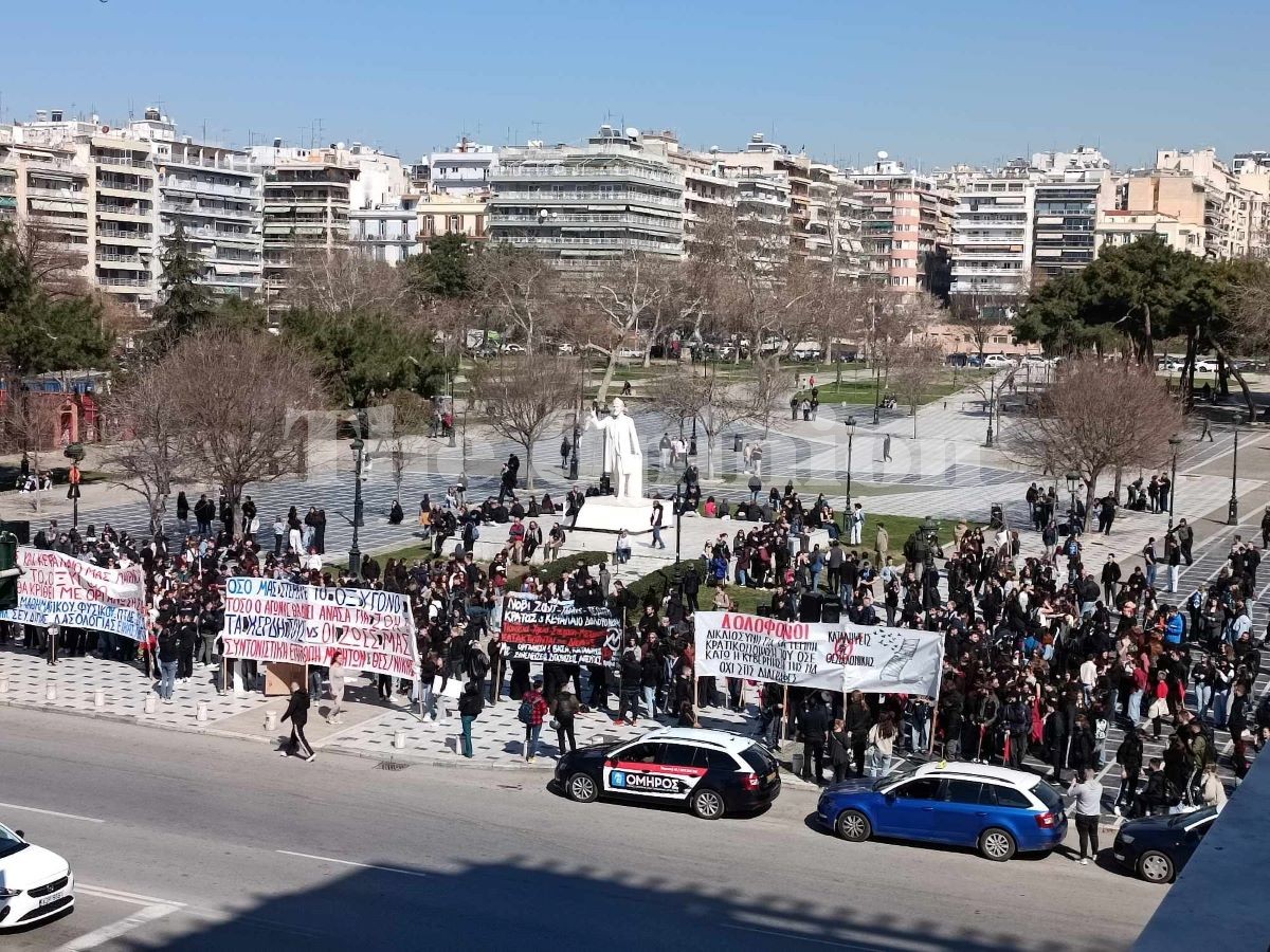 Θεσσαλονίκη: Εκδήλωση μνήμης για το δυστύχημα στα Τέμπη στο κέντρο της πόλης
