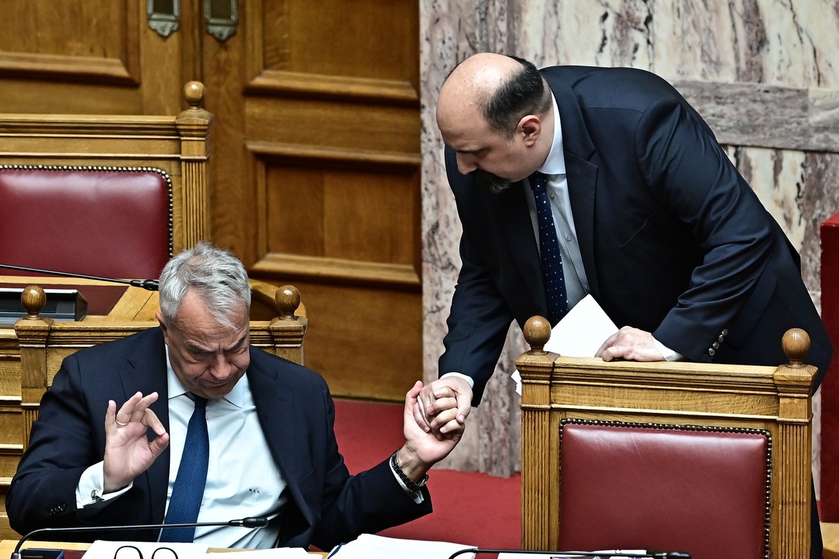 Για τον Καραμανλή χειροκρότημα, για τον Τριαντόπουλο σιωπή και αποχή (ΦΩΤΟ+VIDEO)