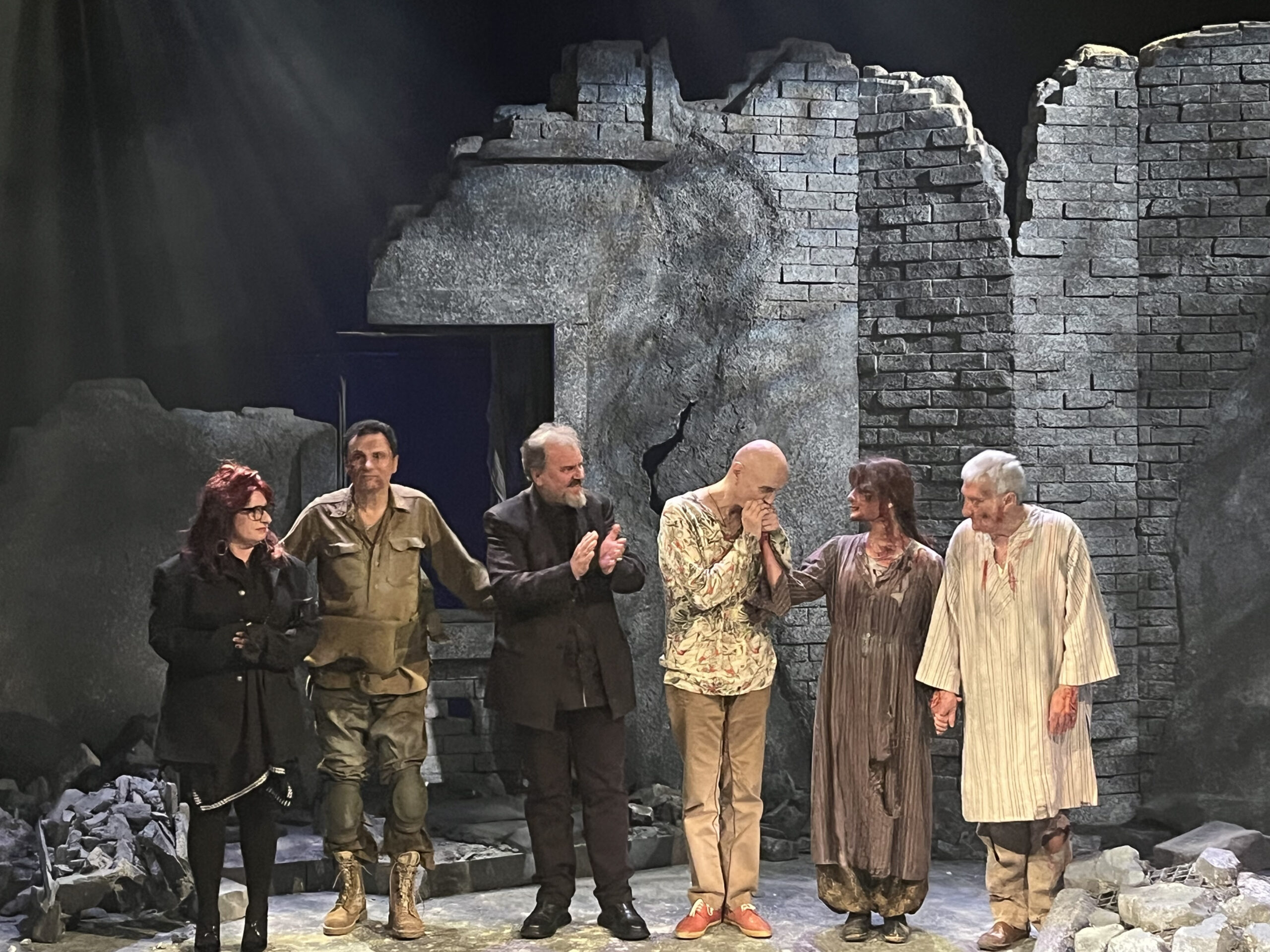 «Βομβαρδισμός» μηνυμάτων για τον πόλεμο, την ειρήνη και τον Άνθρωπο μπροστά στον Θάνατο – Μονή Λαζαριστών