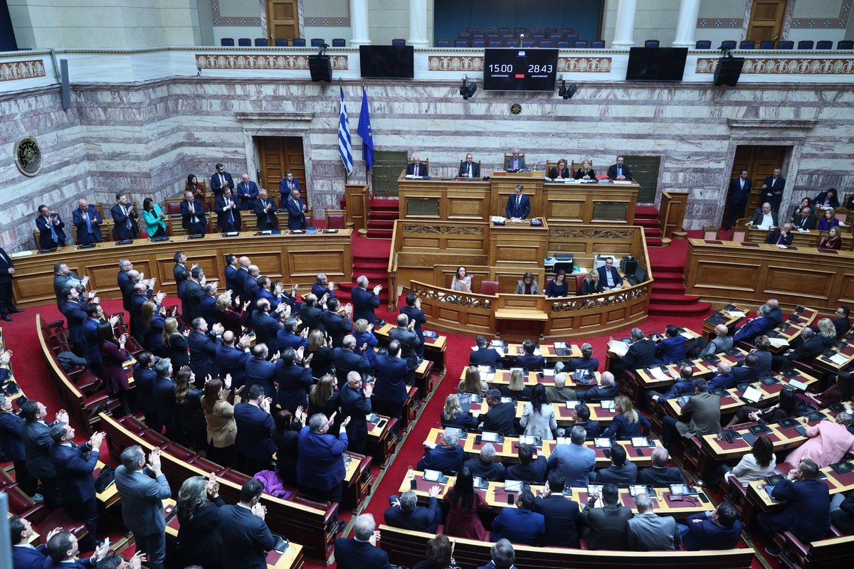 Κατατέθηκε η πρόταση δυσπιστίας από την αντιπολίτευση – «Ετερόκλητη συμμαχία των προθύμων» είπε ο Πρωθυπουργός