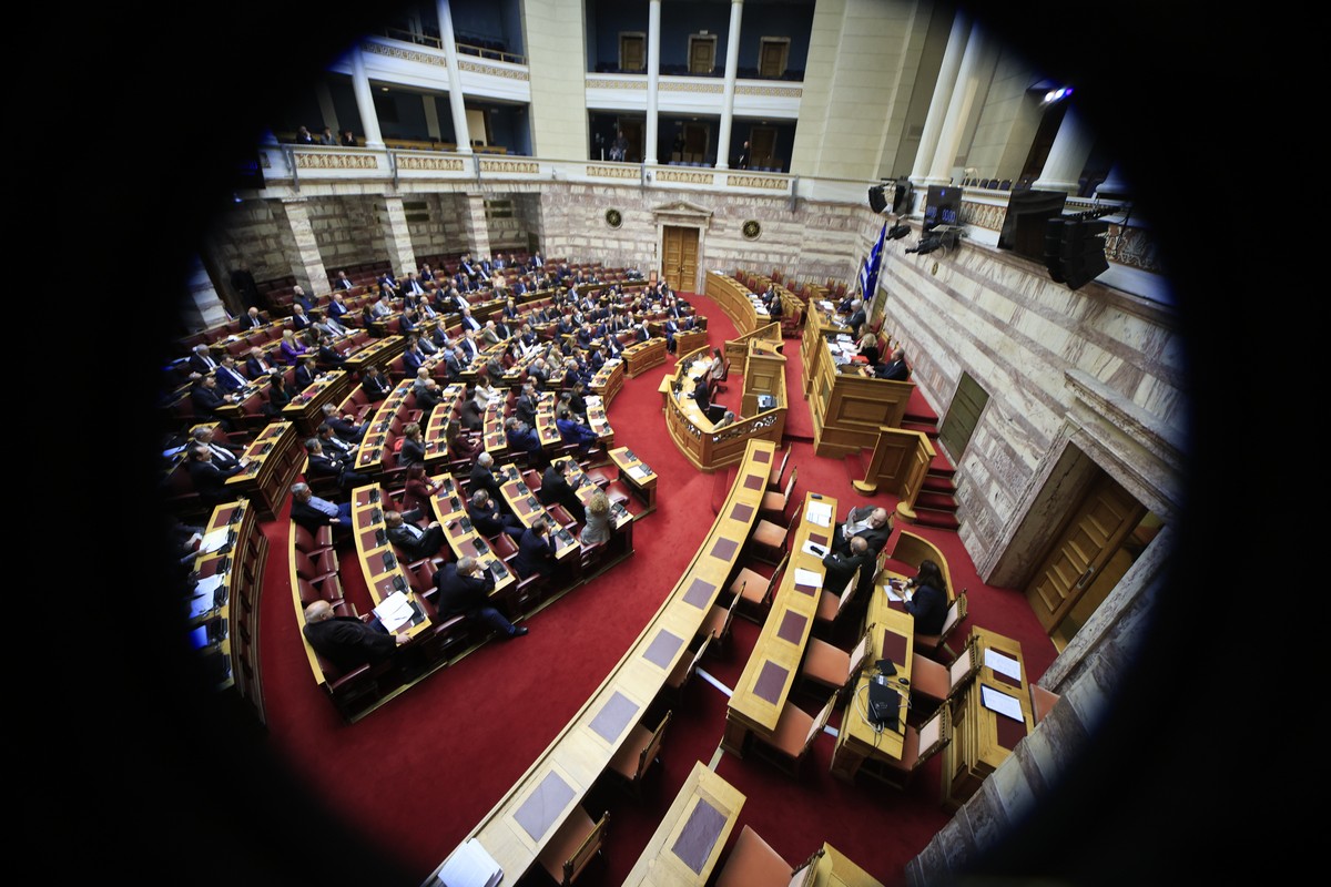 Κάλπη, Σόου και Μίσος