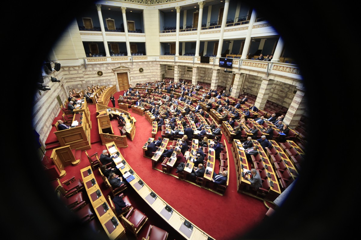 Βουλή: Ανατροπή με τις προτάσεις για προανακριτική – Συμμαχία 4 κομμάτων υπέρ Καρυστιανού – «Μαύρη σελίδα» λέει η κυβέρνηση